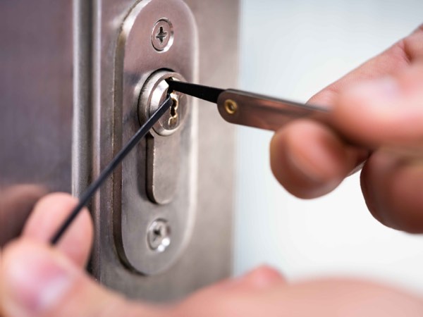 Profesjonell døråpning med spesialverktøy